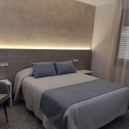 Hotel Querol วาลเดร์โรเบรส ภายนอก รูปภาพ