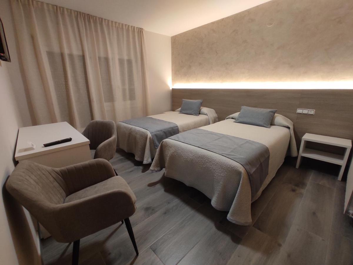 Hotel Querol วาลเดร์โรเบรส ภายนอก รูปภาพ