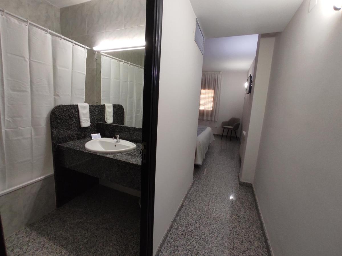 Hotel Querol วาลเดร์โรเบรส ภายนอก รูปภาพ