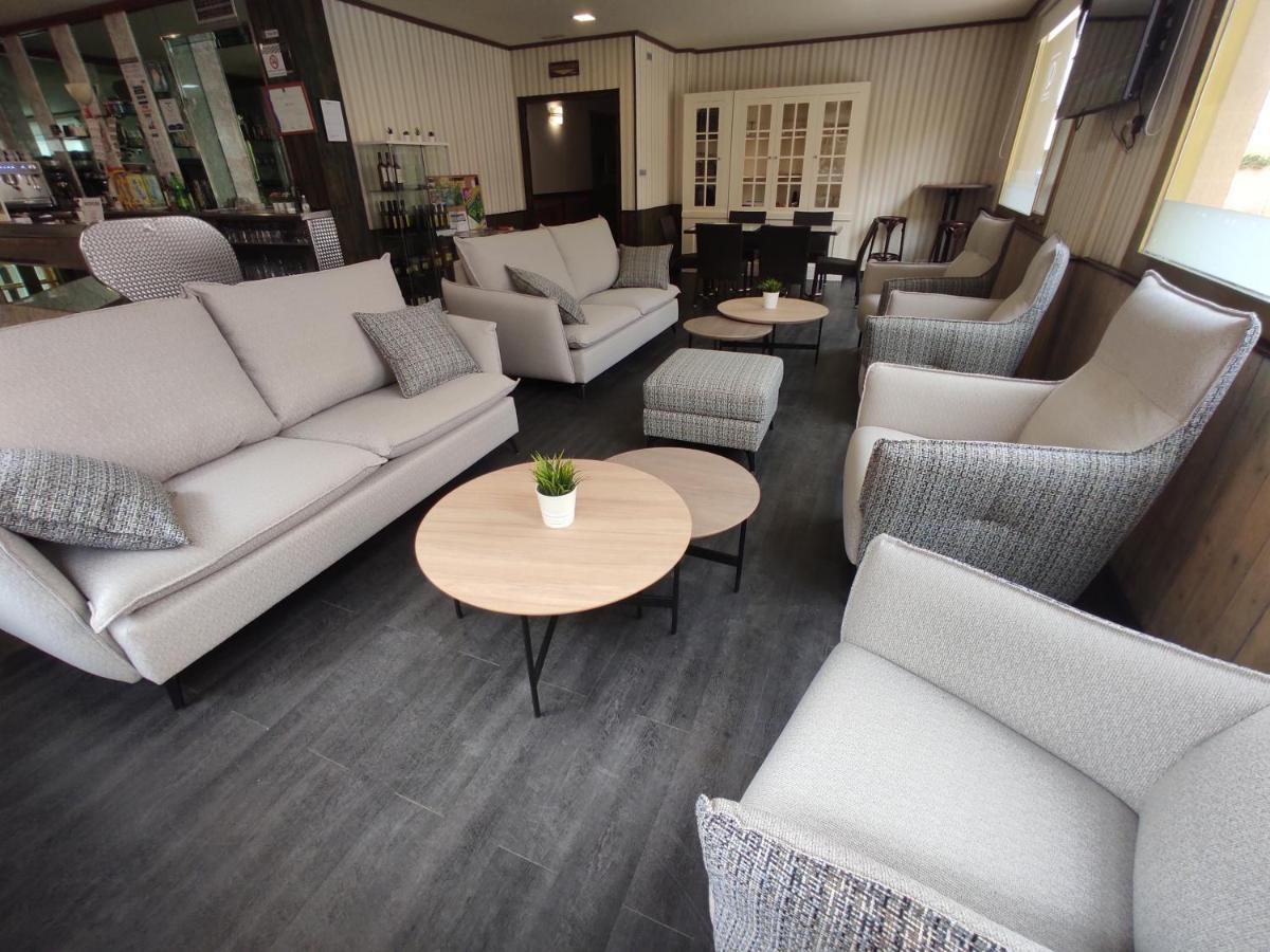 Hotel Querol วาลเดร์โรเบรส ภายนอก รูปภาพ